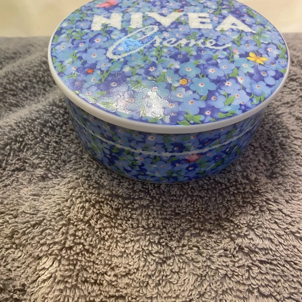 NIVEA CREME DISH WITH LID, MADE BY HUTSCHENREUTHER GERMANY